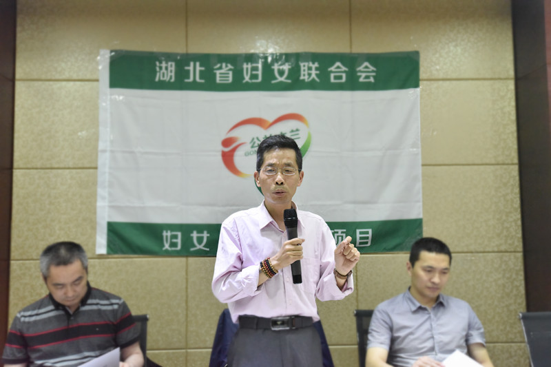 魏卓教授对青山区人民法院建立“回到初心”家庭关系辅导中心给予了高度评价_副本.jpg